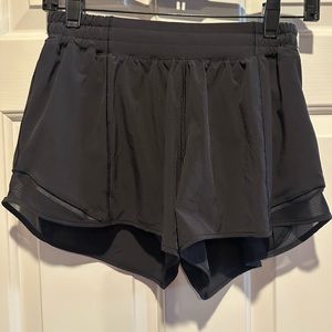 Lululemon Hotty Hot low-rise black lined short 4” size 8 Tall